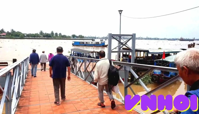 Ben Tau Don Khach Du Lich My Tho Mythotourist Video - Tiền Giang