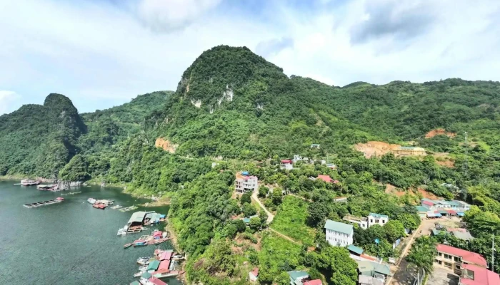 Ben Tau Du Lich Ho Hoa Binh Che Do Xem Pho Va 360deg - Hòa Bình