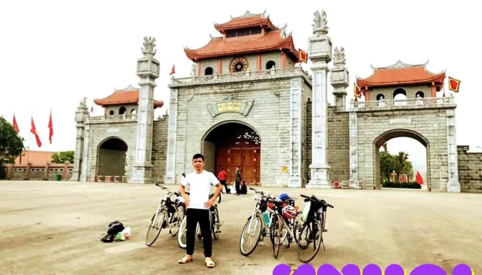Cong Vao Quang Truong Den Hung Principal - Hy Cương