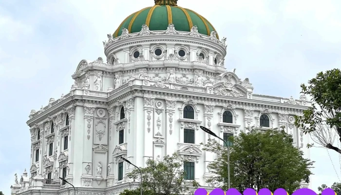 Cong Vien Khung Long Cua Khach Tro - Ninh Bình