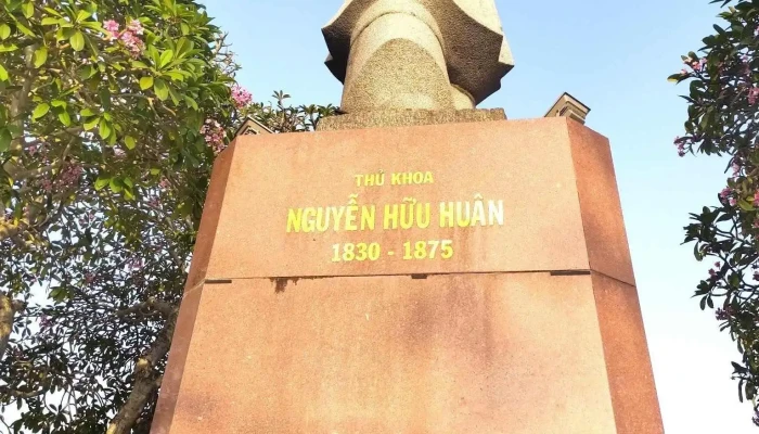 Cong Vien Lac Hong Tuong Dai Thu Khoa Huan - Tiền Giang