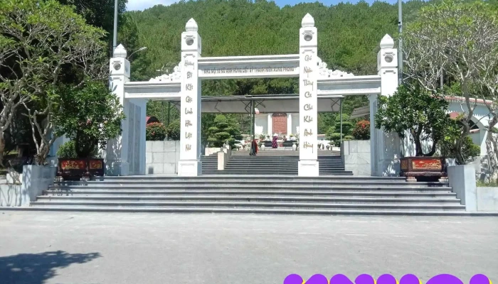 Mộ 10 Nữ Liệt sĩ Thanh niên Xung phong - Đồng Lộc