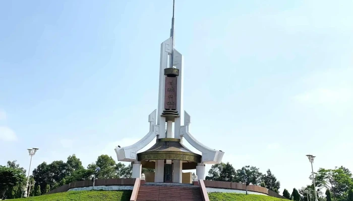 Tượng đài liệt sĩ - Ninh Trung